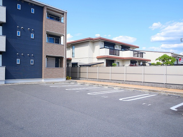 レジデンス西九条の駐車場|駐車スペースもあります