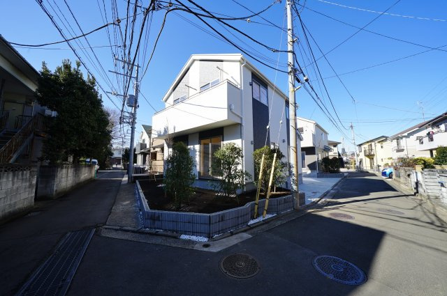 保土ヶ谷区仏向町全２棟　新築戸建ての前面道路含む現地写真