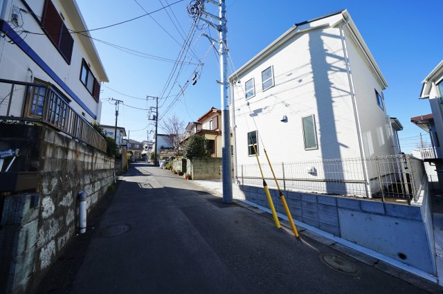 保土ヶ谷区川島町　新築戸建【成約済】の前面道路含む現地写真