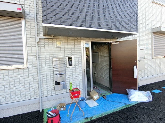 昭島市大神町３丁目のアパートのエントランス