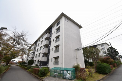 【外観】 | 片倉台団地3街区2号棟 | 南向きバルコニーで陽当たり良好！