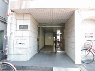 【エントランス】 | JR京浜東北線・根岸線「石川町」駅徒歩6分、みなとみらい線「元町・中華街」駅徒歩9分