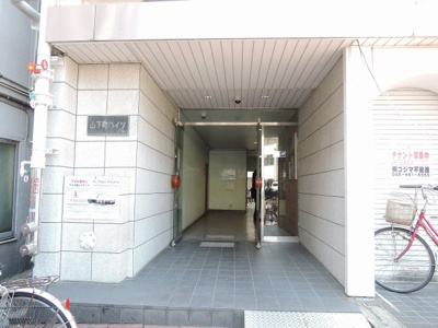 【エントランス】 | 山下町ハイツ | JR京浜東北線・根岸線「石川町」駅徒歩6分、みなとみらい線「元町・中華街」駅徒歩9分