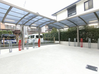 【その他共用部分】 | 屋根付きの駐輪場で雨が降っても大切な自転車が濡れなくてすみます♪荷物が重いときに自転車があれば助かりますね！