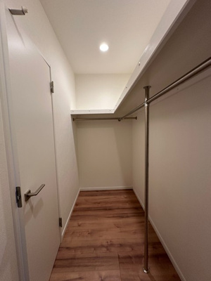 【収納】 | サクラグラース | 洋室8.9帖のお部屋にあるウォークインクローゼットです♪たっぷり収納できてお洋服や荷物が多くてもお部屋すっきり☆