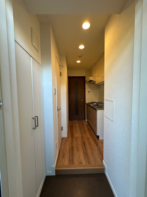 【玄関】 | サクラグラース | 玄関から室内への景観です！キッチンの奥に洋室10帖のお部屋があります♪