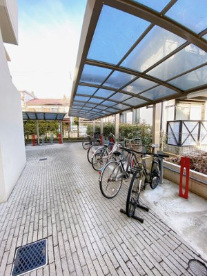【その他共用部分】 | サクラグラース | 屋根付きの駐輪場があるので自転車をお持ちの方にもオススメです☆自転車はちょっとした移動手段に便利ですよね！