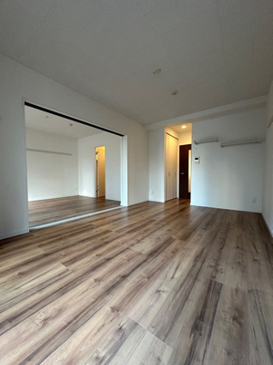 【寝室】 | サクラグラース | 西向き洋室10帖☆バルコニー側からの眺めです！クローゼットがあります♪お洋服がスッキリ収納できて、整理しやすくなりますね☆