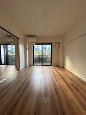 【洋室】 | サクラグラース | 西向き洋室8.9帖☆バルコニーに繋がる角部屋です！こちらのお部屋にもエアコンを完備♪洋室のお部屋は寝室としても使えますね♪