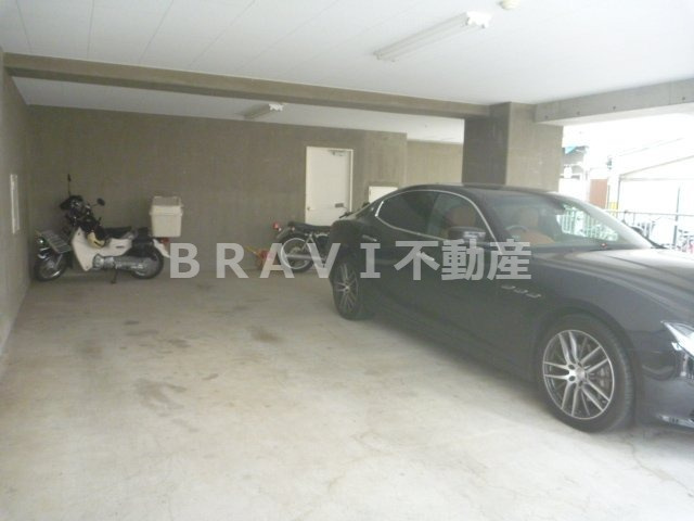 セレブコート安堂寺　BRAVI不動産の駐車場|【セレブコート安堂寺】駐車場があるので、車を買う予定の方も安心です