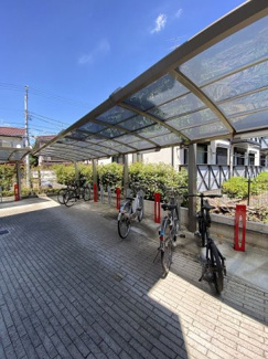 【その他共用部分】 | 屋根付きの駐輪場で雨が降っても大切な自転車が濡れなくてすみます♪荷物が重いときに自転車があれば助かりますね！
