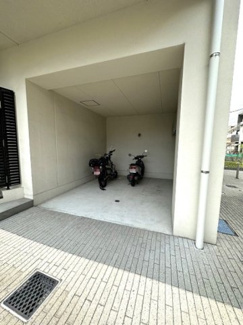【その他共用部分】 | 敷地内に屋内バイク置き場を完備しています！バイクがあれば通勤・通学、お買い物にも便利です☆