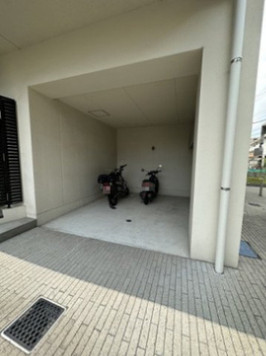 【その他共用部分】 | サクラグラース | 敷地内に屋内バイク置き場を完備しています！バイクがあれば通勤・通学、お買い物にも便利ですね☆