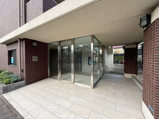 【エントランス】 | 防犯対策に有効なオートロック付きのエントランスです！一人暮らしの方も安心ですね♪