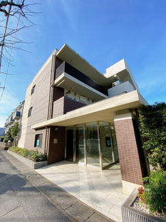 【外観】 | 楽器OK！鉄筋コンクリート造の3階建てマンションです♪JR南武線「久地」駅まで徒歩7分！お隣の「宿河原」駅も徒歩11分の好立地☆