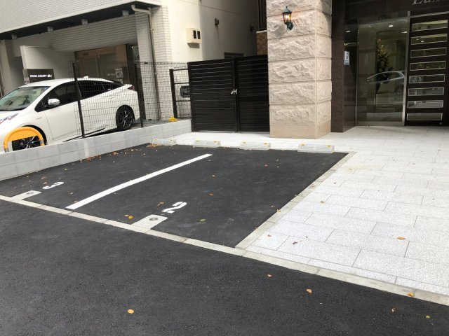 Luxe本町(ラグゼ本町）　BRAVI不動産の駐車場|【Luxe本町】駐車スペースもあります