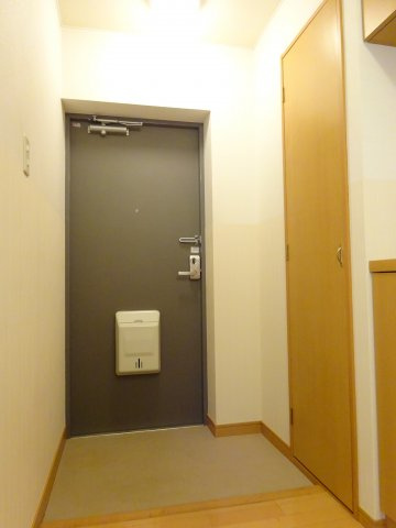 Court Adonis（コートアドニス）の玄関