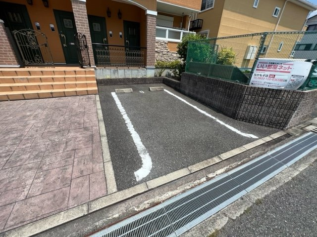 イジュ　アクシズの駐車場