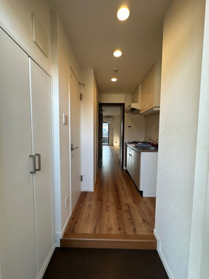 【玄関】 | サクラグラース | 玄関から室内への景観です！キッチンの奥に洋室10帖のお部屋があります♪
