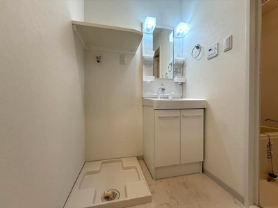 【設備】 | サクラグラース | 洗面所にある室内洗濯機置き場です♪防水パンが付いているので万が一の漏水にも安心です！上部には便利な収納棚付き♪