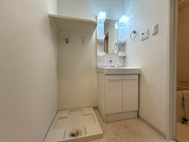 【設備】 | サクラグラース | 洗面所にある室内洗濯機置き場です♪防水パンが付いているので万が一の漏水にも安心です！上部には便利な収納棚付き♪