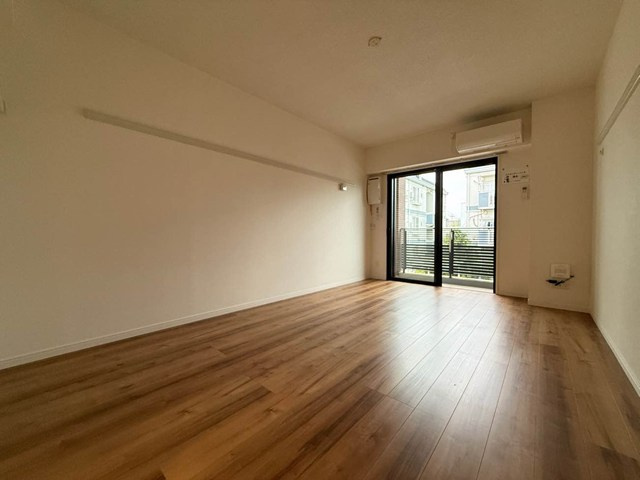 【洋室】 | サクラグラース | 西向き洋室10帖☆バルコニーに繋がるお部屋です！エアコン付きで1年中快適に過ごせますね♪