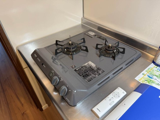 【キッチン】 | サクラグラース | 2口ガスコンロ付きのシステムキッチンです☆複数の調理を同時にできるので時短にもGOOD☆自炊生活で楽しく健康に！