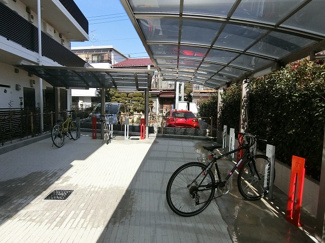 【その他共用部分】 | 屋根付きの駐輪場で雨が降っても大切な自転車が濡れなくてすみますね♪自転車はちょっとした移動手段に便利ですよね！