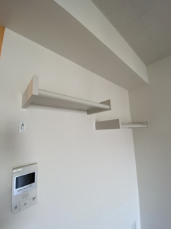 【展望】 | お部屋には壁付け棚があります◎小物を置いたり、インテリアを飾って楽しむこともできます♪