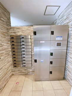 【エントランス】 | 共用エントランスには宅配BOXがあるので荷物の受け取りもスムーズに♪再配達の手間がかからないのが魅力！