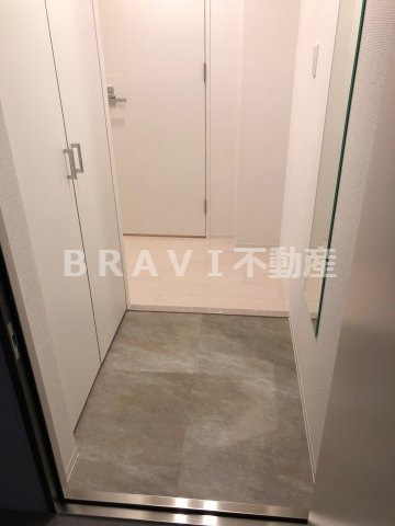 セレニテ心斎橋グランデ　BRAVI不動産の玄関|【セレニテ心斎橋グランデ】収納もある玄関です