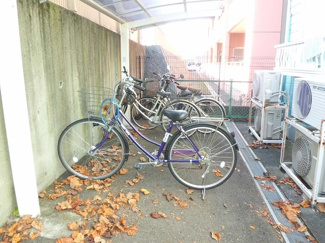 【その他共用部分】 | 屋根付きの駐輪場で雨が降っても大切な自転車が濡れなくてすみますね♪駅から自転車もおすすめです！
