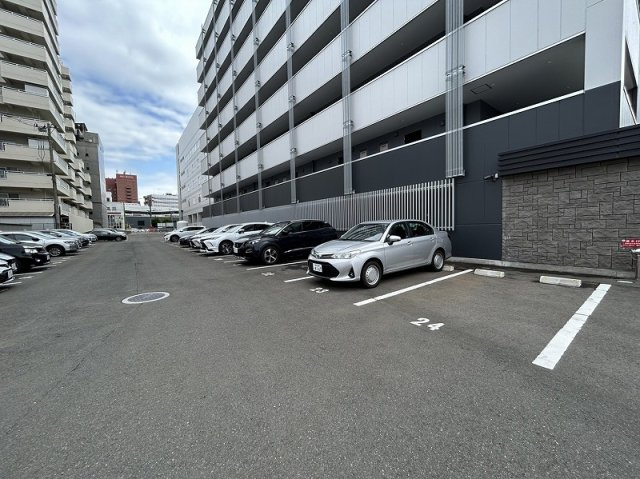 グラディート大沢川原の駐車場