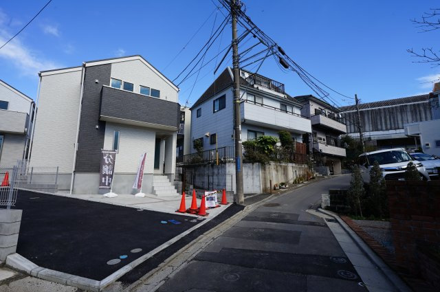 保土ヶ谷区上星川２丁目　全３棟新築戸建て【成約】の前面道路含む現地写真|駅徒歩約4分の利便性と穏やかな住環境を兼ね備えた立地です。
