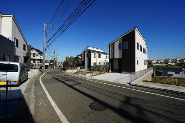 保土ヶ谷区仏向町　全４棟新築戸建ての前面道路含む現地写真
