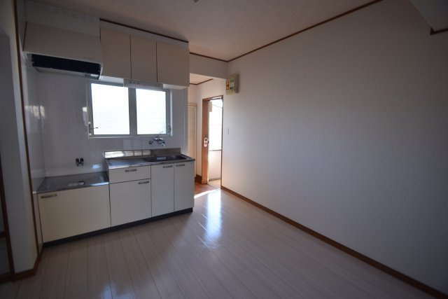 ピアハイツ南大野の居間・リビング|窓が多くて明るい室内