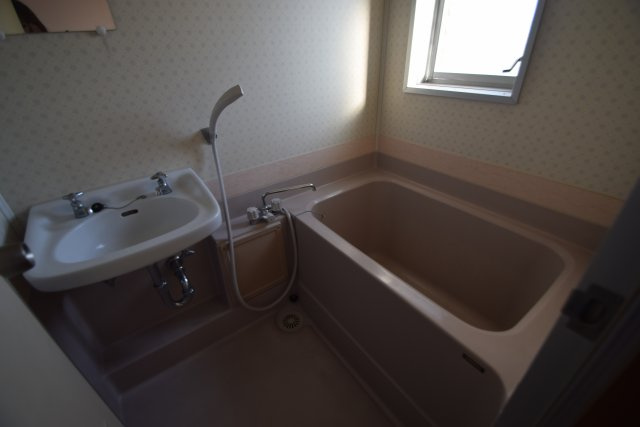 ピアハイツ南大野の浴室|浴室に換気窓あり