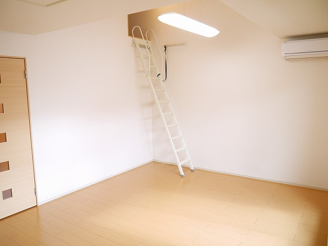 ランドマーク桜井　Ⅰの居間・リビング|こちらのリビングで趣味の時間をお楽しみください