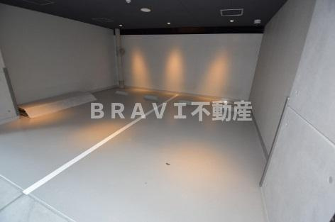 S-RESIDENCE南堀江（エスレジデンスミナミホリエ）　BRAVI不動産の駐車場|【S-RESIDENCE南堀江】駐車場があるので、車を買う予定の方も安心です