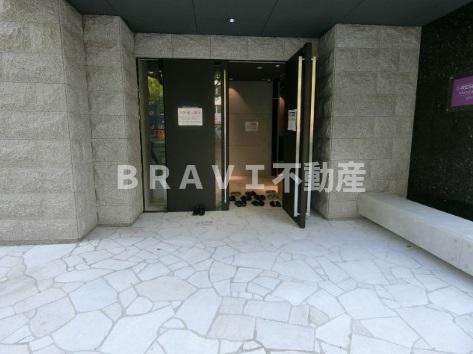 S-RESIDENCE南堀江（エスレジデンスミナミホリエ）　BRAVI不動産のエントランス|【S-RESIDENCE南堀江】ゆとりのあるエントランスです