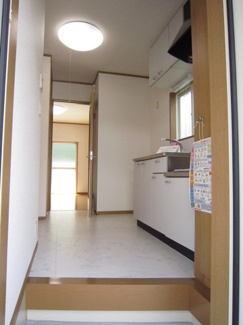 【展望】 | 玄関から室内への景観です！キッチンを抜けると洋室8帖のお部屋があります♪
