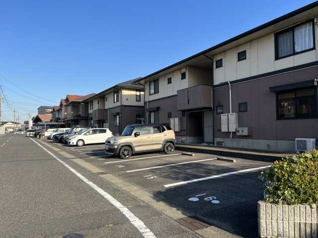 ハイカムールあすかBの駐車場