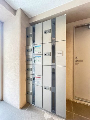 【その他共用部分】 | ノースコート北山田 | 共用エントランスには宅配BOXがあるので荷物の受け取りもスムーズに♪再配達を依頼する手間が省けます☆