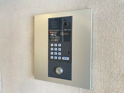 【エントランス】 | ノースコート北山田 | 防犯対策に有効なオートロック付きのエントランスです！一人暮らしの方も安心ですね♪