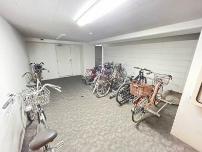 【その他共用部分】 | ノースコート北山田 | 屋内駐輪場で雨が降っても大切な自転車が濡れなくてすみます♪自転車はちょっとした移動手段に便利ですよね！