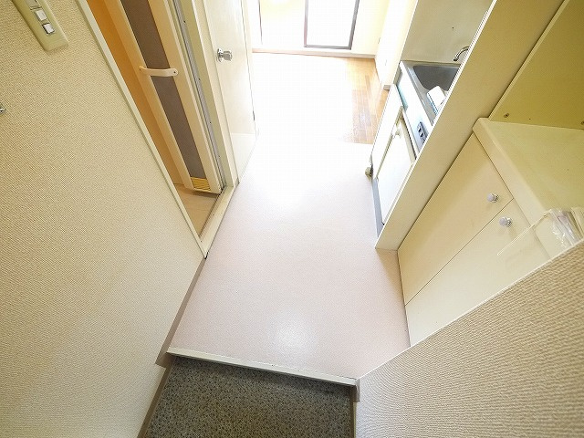 ジュネス新大宮Bの玄関
