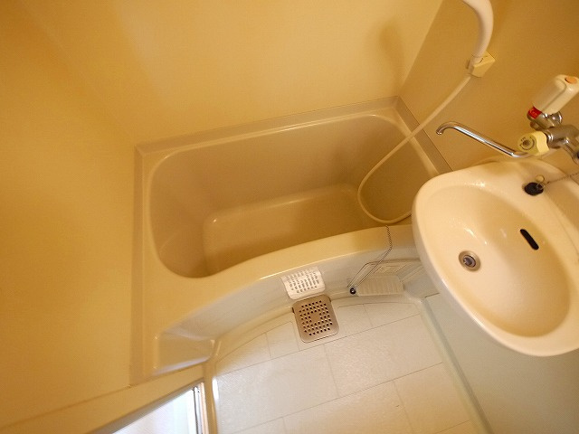 ジュネス新大宮Bの浴室|コンパクトで使いやすいお風呂です
