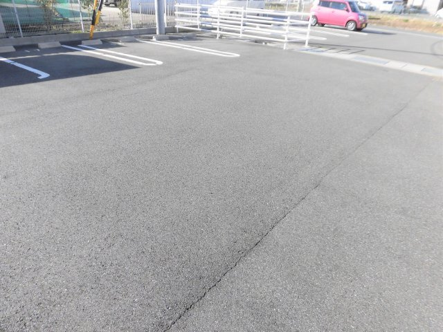 ロイヤル花水木の駐車場