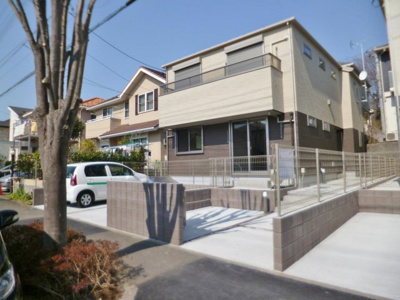 【外観】 | ラルーチェA | 築浅物件！小田急線「栗平」駅より徒歩7分！便利な立地の2階建てアパートです♪通勤通学はもちろん、お買い物やお出かけにもGood☆