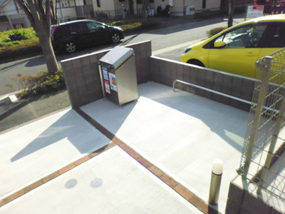 【その他共用部分】 | ラルーチェA | 敷地内ごみ置き場でごみ出しもらくらく～♪忙しい社会人さんや主婦さんにもうってつけ！